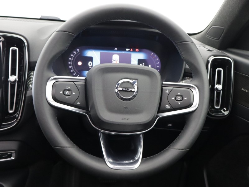2023 (23) VOLVO XC40 2.0 B3P Ultimate Dark 5dr Auto 5640968