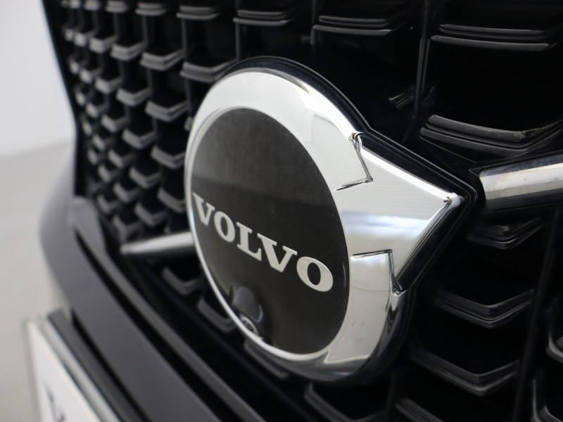 2023 (23) VOLVO XC40 2.0 B3P Ultimate Dark 5dr Auto 5640932