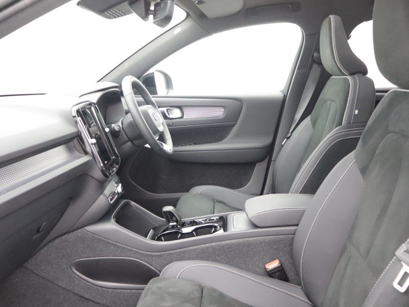 2023 (23) VOLVO XC40 2.0 B3P Ultimate Dark 5dr Auto 5640945
