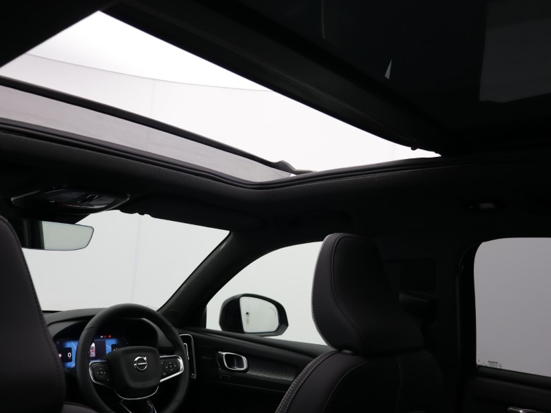 2023 (23) VOLVO XC40 2.0 B3P Ultimate Dark 5dr Auto 5640948