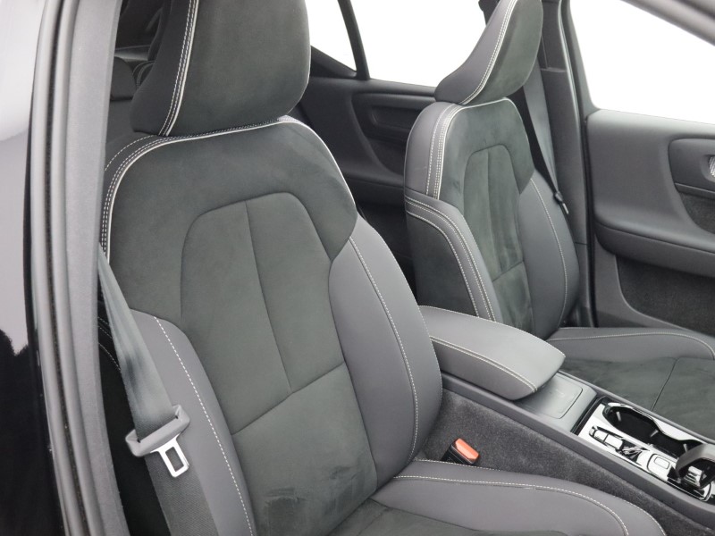 2023 (23) VOLVO XC40 2.0 B3P Ultimate Dark 5dr Auto 5640958