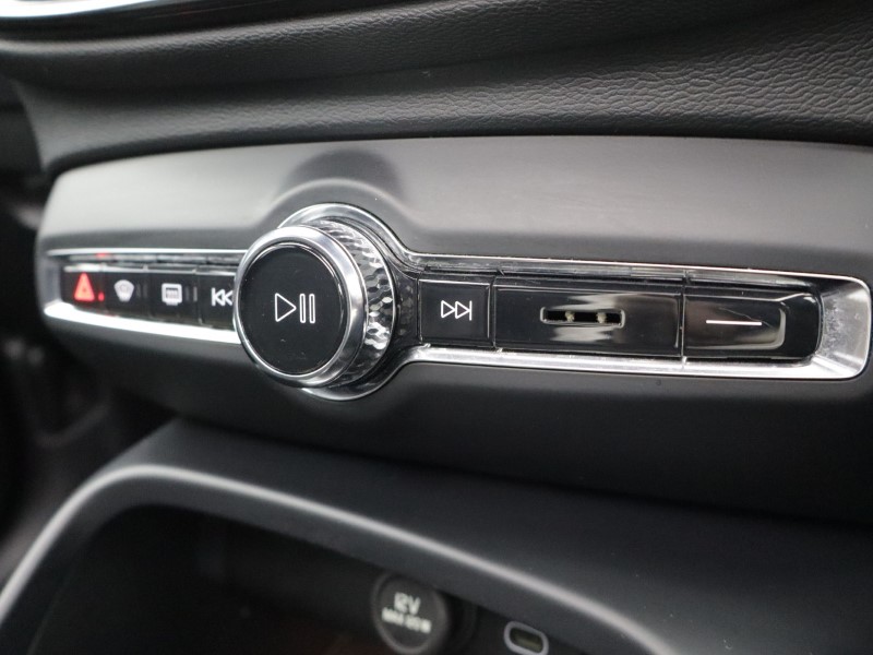 2023 (23) VOLVO XC40 2.0 B3P Ultimate Dark 5dr Auto 5640981