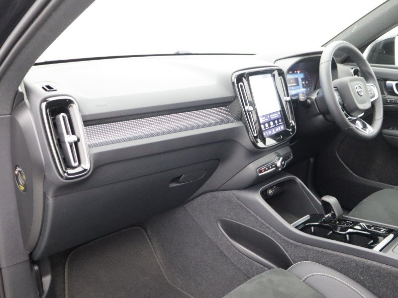 2023 (23) VOLVO XC40 2.0 B3P Ultimate Dark 5dr Auto 5640960
