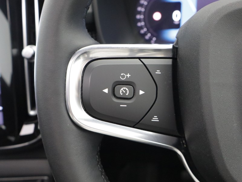 2023 (23) VOLVO XC40 2.0 B3P Ultimate Dark 5dr Auto 5640969