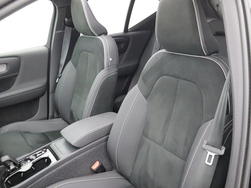 2023 (23) VOLVO XC40 2.0 B3P Ultimate Dark 5dr Auto 5640959