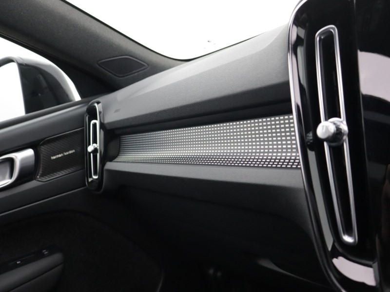 2023 (23) VOLVO XC40 2.0 B3P Ultimate Dark 5dr Auto 5640984