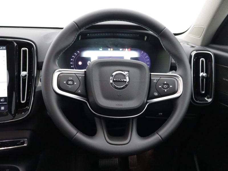 2025 (75) VOLVO XC40 2.0 B4P Ultra Dark 5dr Auto 5648711