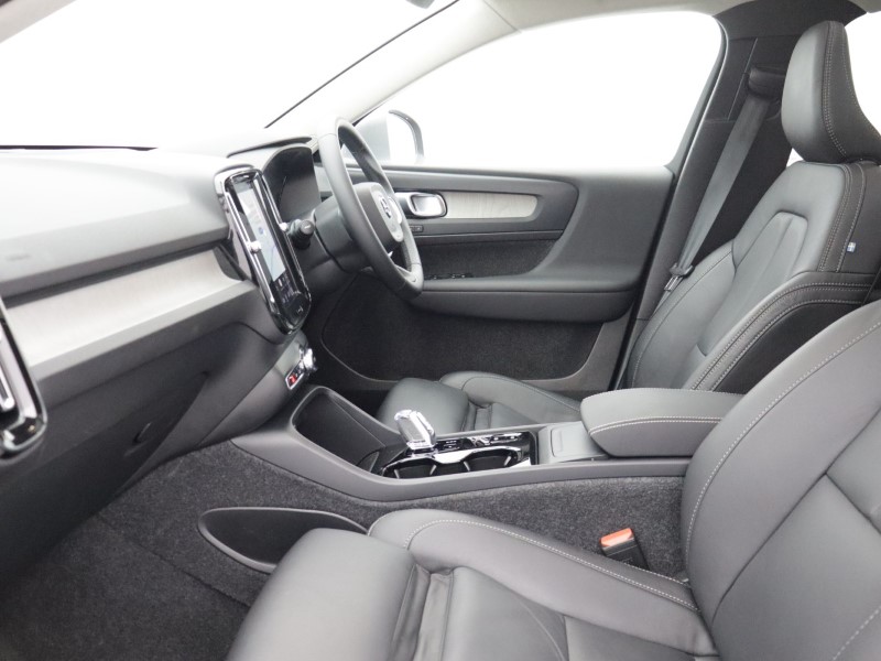 2025 (75) VOLVO XC40 2.0 B4P Ultra Dark 5dr Auto 5648701