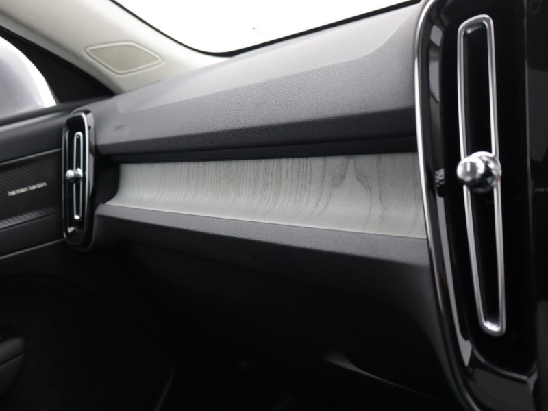 2025 (75) VOLVO XC40 2.0 B4P Ultra Dark 5dr Auto 5648726