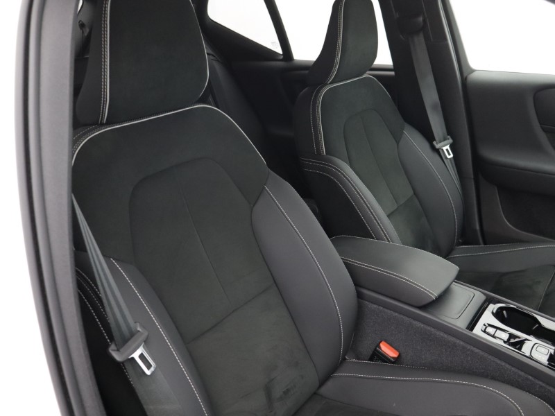 2023 (23) VOLVO XC40 2.0 B4P Plus Dark 5dr AWD Auto 5623110