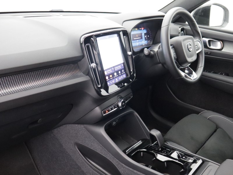 2023 (23) VOLVO XC40 2.0 B4P Plus Dark 5dr AWD Auto 5623113