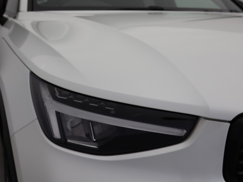 2023 (23) VOLVO XC40 2.0 B4P Plus Dark 5dr AWD Auto 5623082