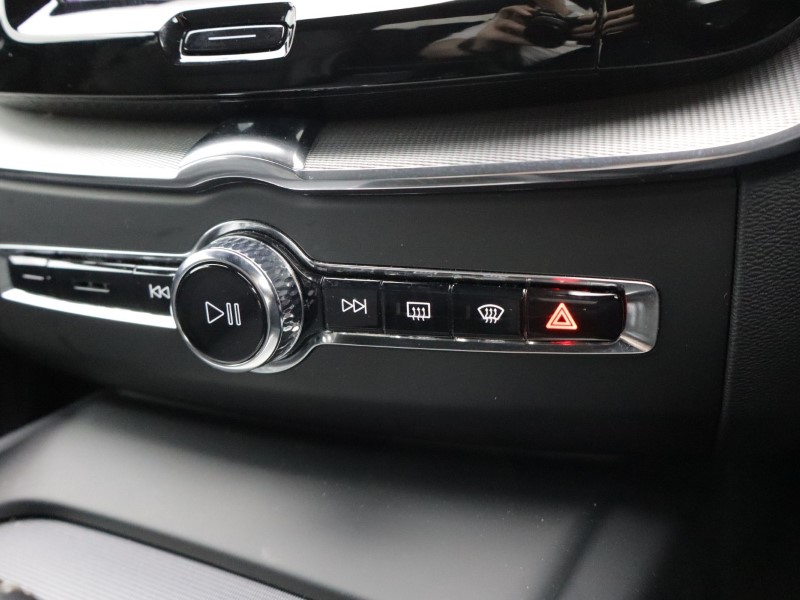 2021 (21) VOLVO XC60 2.0 B5P R DESIGN 5dr Geartronic 5620641