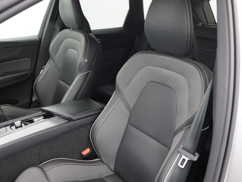 2021 (21) VOLVO XC60 2.0 B5P R DESIGN 5dr Geartronic 5620620