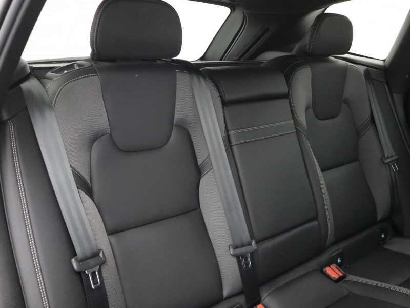 2021 (21) VOLVO XC60 2.0 B5P R DESIGN 5dr Geartronic 5620625