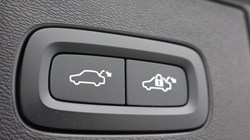 2021 (21) VOLVO XC60 2.0 B5P R DESIGN 5dr Geartronic 5620604