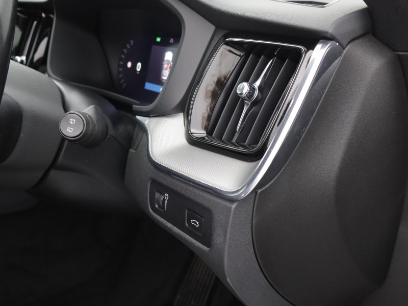 2021 (21) VOLVO XC60 2.0 B5P R DESIGN 5dr Geartronic 5620615