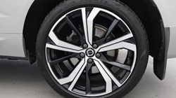 2021 (21) VOLVO XC60 2.0 B5P R DESIGN 5dr Geartronic 5620607
