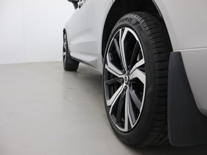 2021 (21) VOLVO XC60 2.0 B5P R DESIGN 5dr Geartronic 5620608