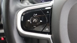 2021 (21) VOLVO XC60 2.0 B5P R DESIGN 5dr Geartronic 5620630