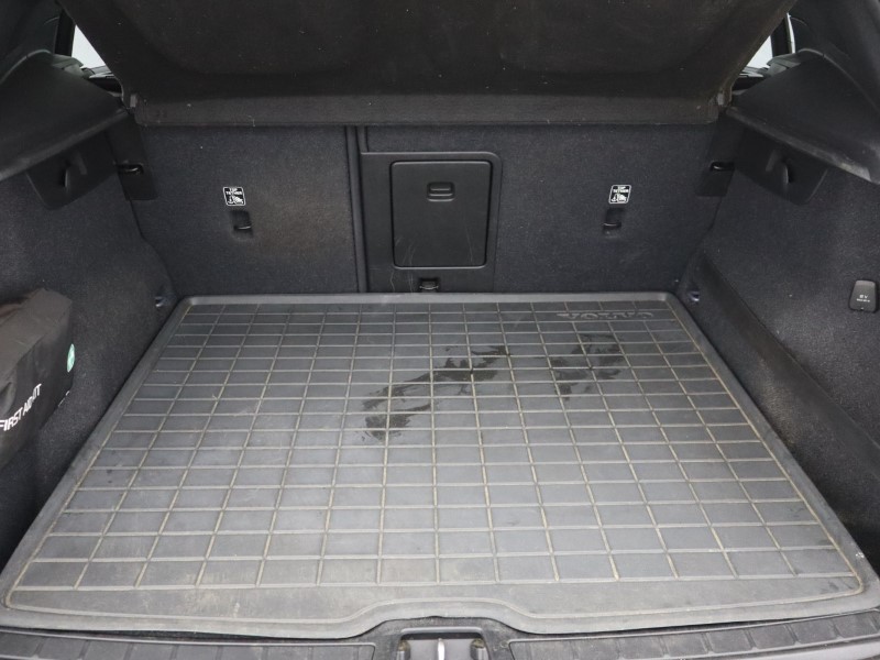 2020 (69) VOLVO XC40 2.0 T4 Momentum Pro 5dr AWD Geartronic 5661230