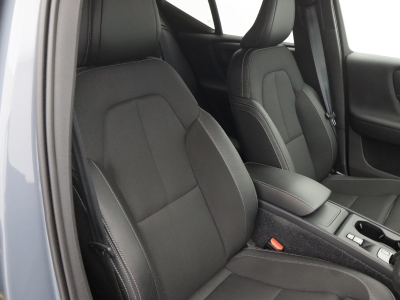 2020 (69) VOLVO XC40 2.0 T4 Momentum Pro 5dr AWD Geartronic 5661247