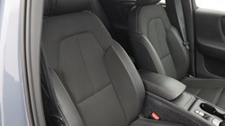 2020 (69) VOLVO XC40 2.0 T4 Momentum Pro 5dr AWD Geartronic 5661247