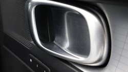 2020 (69) VOLVO XC40 2.0 T4 Momentum Pro 5dr AWD Geartronic 5661241