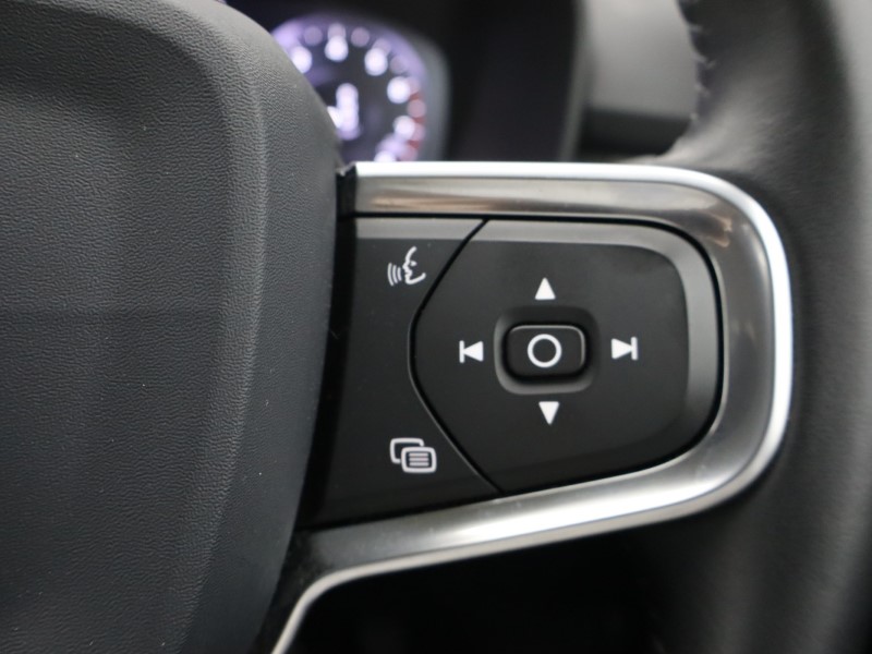2020 (69) VOLVO XC40 2.0 T4 Momentum Pro 5dr AWD Geartronic 5661259