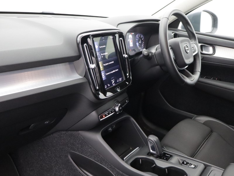 2020 (69) VOLVO XC40 2.0 T4 Momentum Pro 5dr AWD Geartronic 5661250