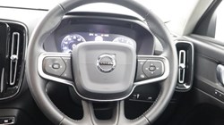 2020 (69) VOLVO XC40 2.0 T4 Momentum Pro 5dr AWD Geartronic 5661256