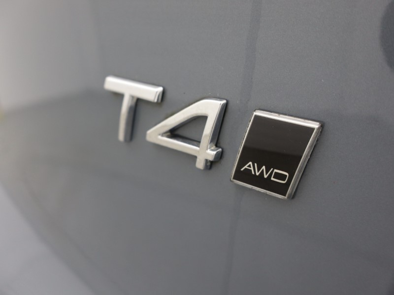 2020 (69) VOLVO XC40 2.0 T4 Momentum Pro 5dr AWD Geartronic 5661229