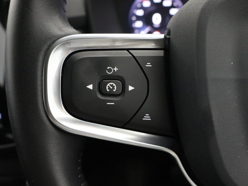 2020 (69) VOLVO XC40 2.0 T4 Momentum Pro 5dr AWD Geartronic 5661258