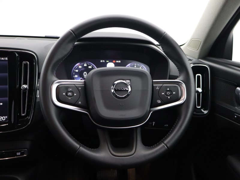 2020 (69) VOLVO XC40 2.0 T4 Momentum Pro 5dr AWD Geartronic 5661257