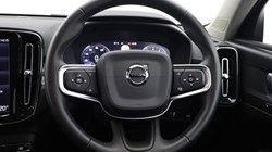 2020 (69) VOLVO XC40 2.0 T4 Momentum Pro 5dr AWD Geartronic 5661257