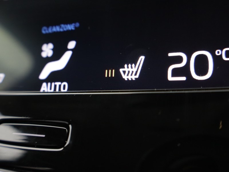 2020 (69) VOLVO XC40 2.0 T4 Momentum Pro 5dr AWD Geartronic 5661265