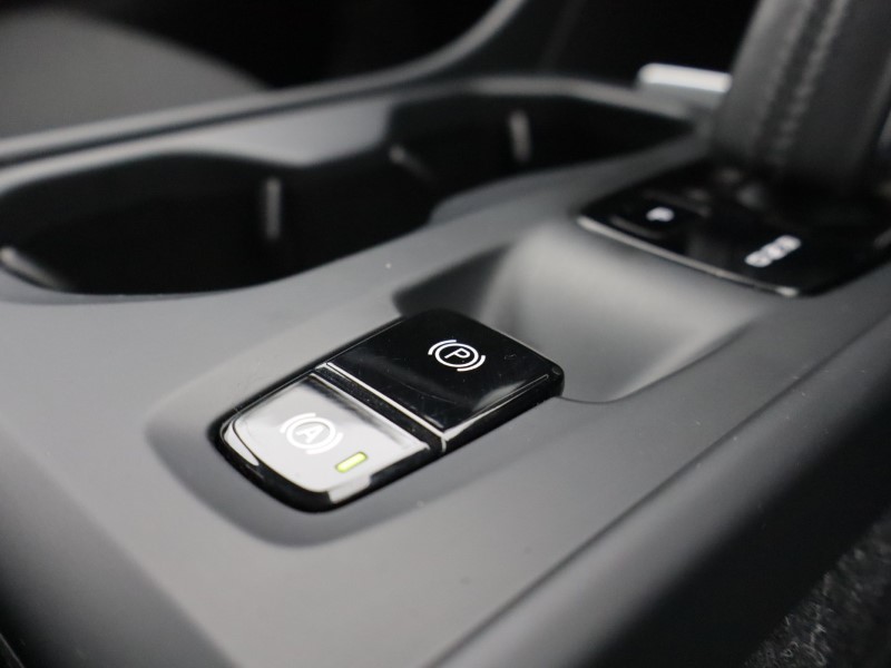 2020 (69) VOLVO XC40 2.0 T4 Momentum Pro 5dr AWD Geartronic 5661268