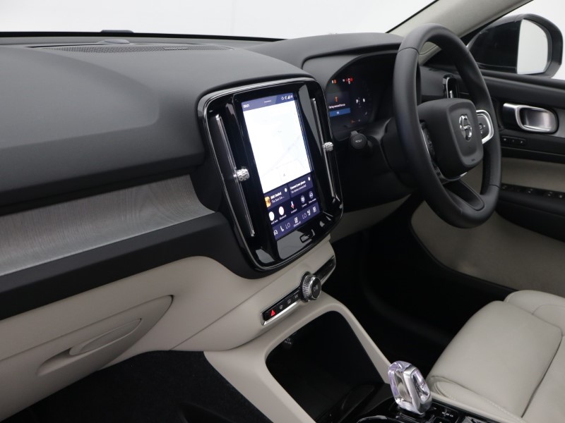 2025 (75) VOLVO XC40 2.0 B3P Ultra Dark 5dr Auto 5653988