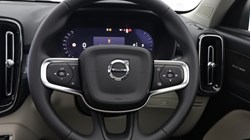 2025 (75) VOLVO XC40 2.0 B3P Ultra Dark 5dr Auto 5653995