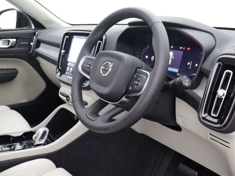 2025 (75) VOLVO XC40 2.0 B3P Ultra Dark 5dr Auto 5653982