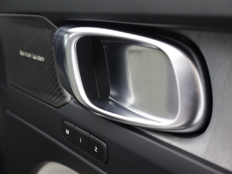 2025 (75) VOLVO XC40 2.0 B3P Ultra Dark 5dr Auto 5653979