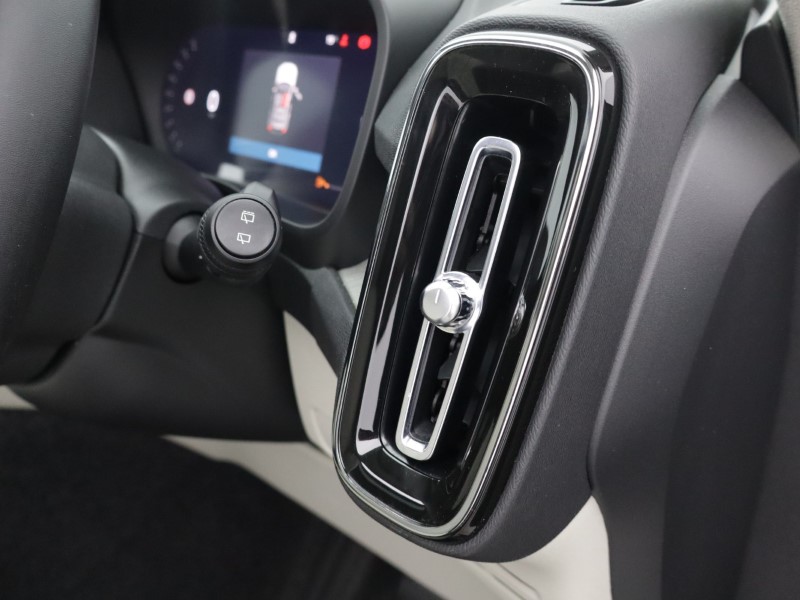 2025 (75) VOLVO XC40 2.0 B3P Ultra Dark 5dr Auto 5653981