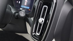 2025 (75) VOLVO XC40 2.0 B3P Ultra Dark 5dr Auto 5653981