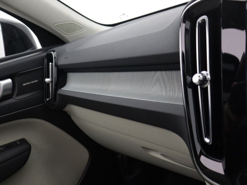 2025 (75) VOLVO XC40 2.0 B3P Ultra Dark 5dr Auto 5654010