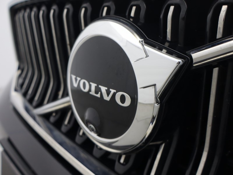 2025 (75) VOLVO XC40 2.0 B3P Ultra Dark 5dr Auto 5653958