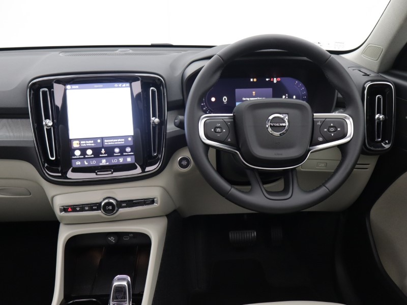 2025 (75) VOLVO XC40 2.0 B3P Ultra Dark 5dr Auto 5653994