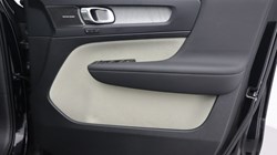 2025 (75) VOLVO XC40 2.0 B3P Ultra Dark 5dr Auto 5653976