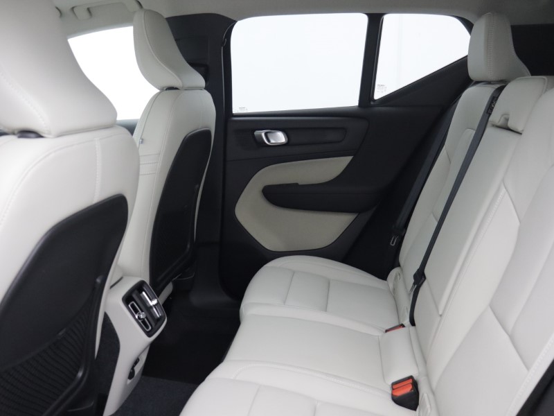 2025 (75) VOLVO XC40 2.0 B3P Ultra Dark 5dr Auto 5653973