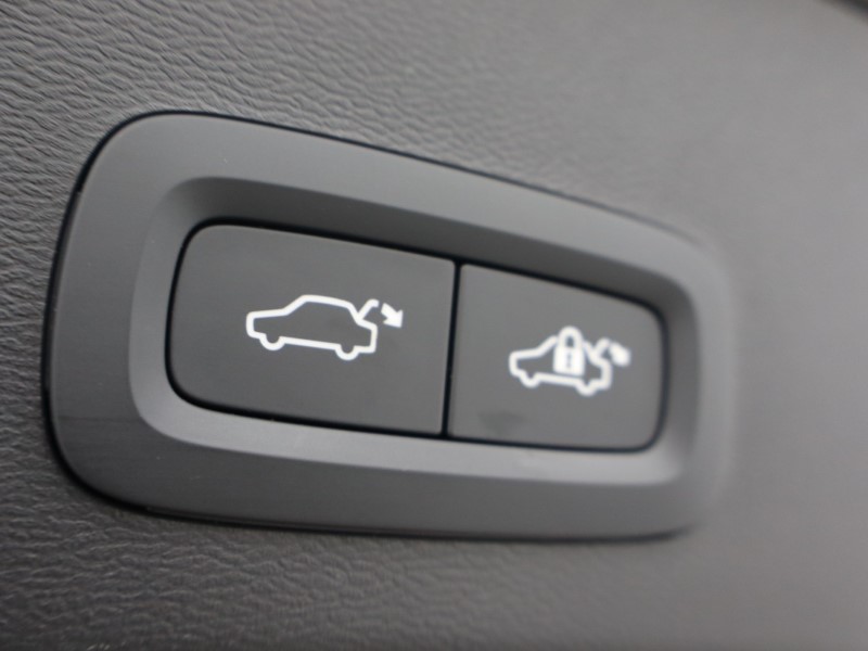 2025 (75) VOLVO XC40 2.0 B3P Ultra Dark 5dr Auto 5653966