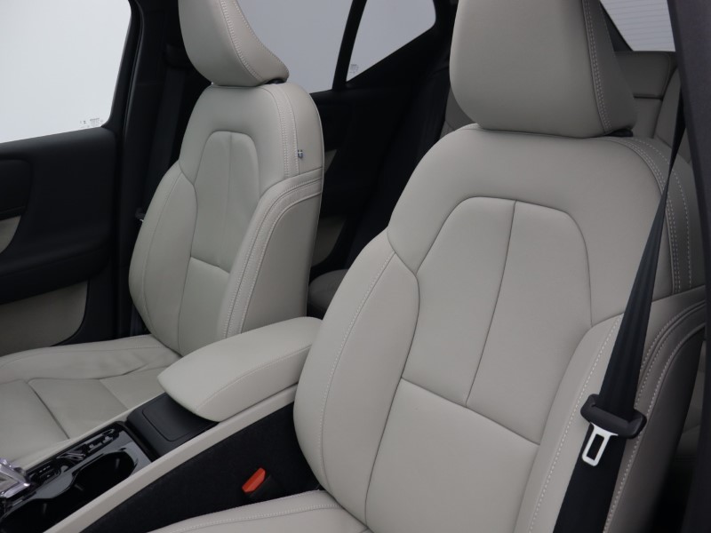 2025 (75) VOLVO XC40 2.0 B3P Ultra Dark 5dr Auto 5653986